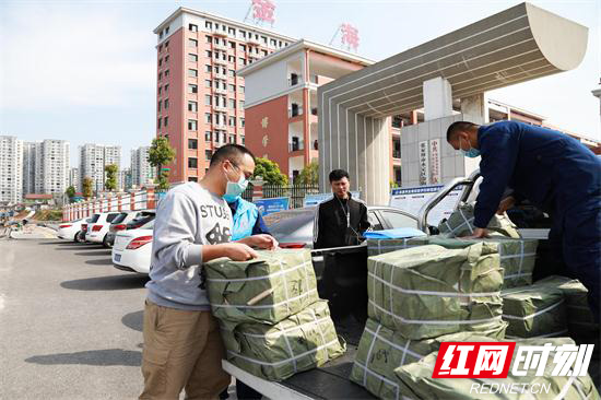 张家界消防6000套读本送上门助力学校开学复课 (6).jpg 张家界消防6000套读本送上门助力学校开学复课 (6).jpg