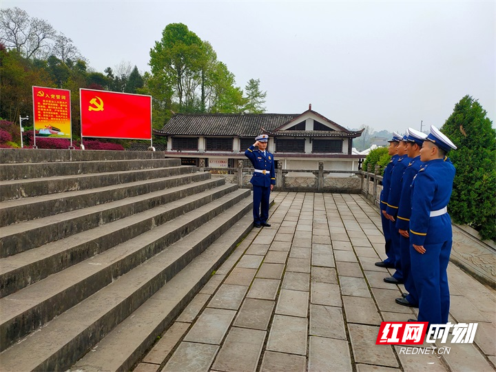 4月3日,在红二方面军长征出发地桑植县,消防指战员来到红二方面军长征出发地纪念碑前,开展“缅怀革命先烈.倡导文明祭祀”活动,敬献花篮,鞠躬致敬,瞻仰纪念碑,重温入党誓词,为前-4.jpg