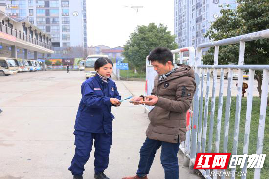 向市民发放消防宣传资料.jpg 向市民发放消防宣传资料.jpg