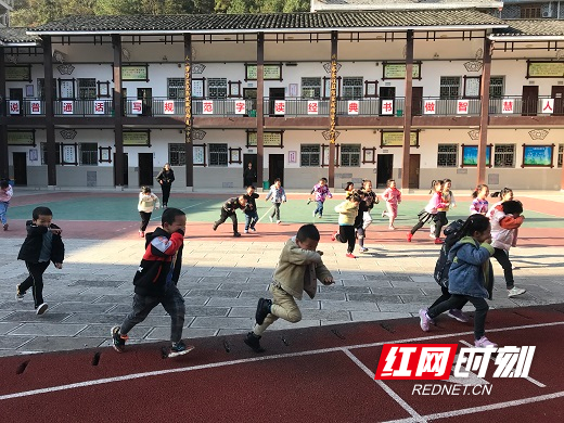 武陵源区天子山小学开展秋季消防演练