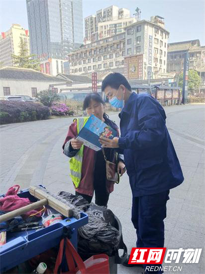 张家界消防开展“全民国家安全教育日”宣传活动 (5).jpg 张家界消防开展“全民国家安全教育日”宣传活动 (5).jpg