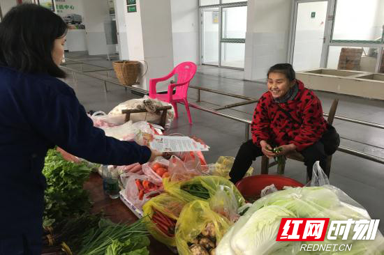 发放消防宣传资料.jpg