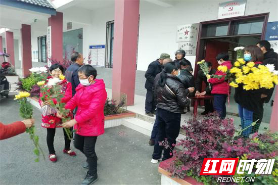 张家界市社区消防宣传大使一线展开清明宣传 (7).jpg