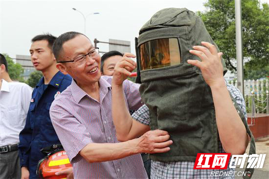 参观体验消防装备.jpg 参观体验消防装备.jpg