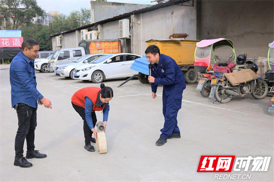 员工学习使用消防器材.jpg 员工学习使用消防器材.jpg