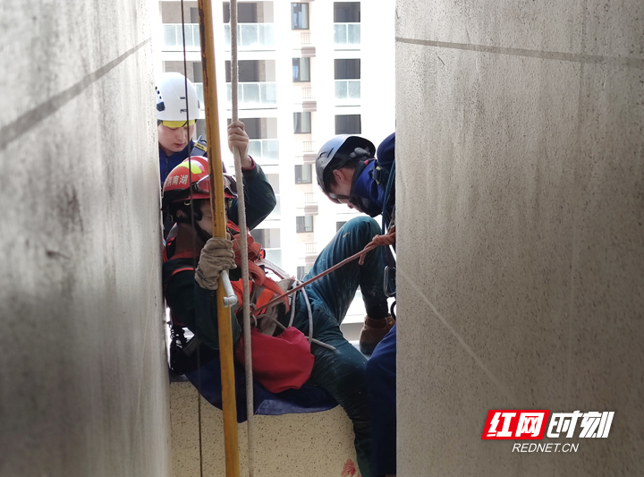 工人师傅因操作不当悬吊空中 永定消防高空紧急营救