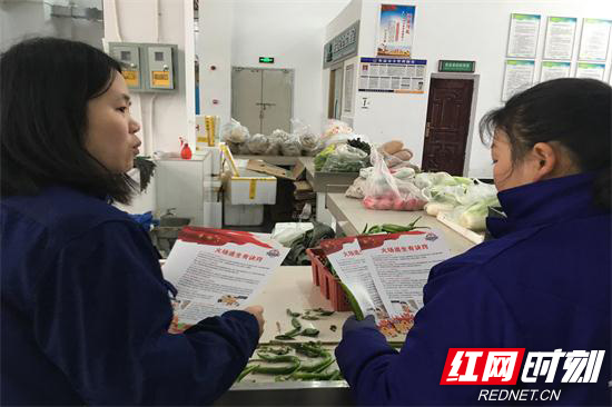 向摊主讲解消防安全知识.jpg