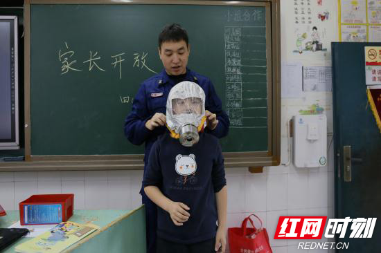 消防器材讲解示范.jpg 消防器材讲解示范.jpg