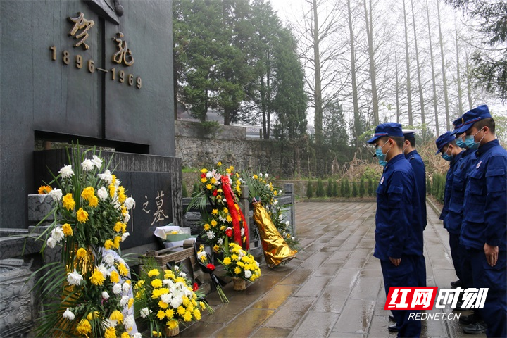 4月3日,在武陵源核心景区海拔1200米高的天子山,天子山消防救援站指战员来到贺龙元帅墓前举行仪式,祭奠英雄、缅怀先烈,深切悼念抗击新冠肺炎疫情斗争牺牲烈士和逝世同胞。 (4.jpg