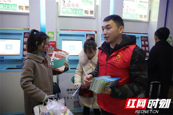 消防志愿者进汽车站售票厅宣传.jpg