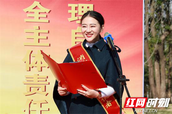 “119”活动中消防宣传公益使者代表发表倡议.jpg