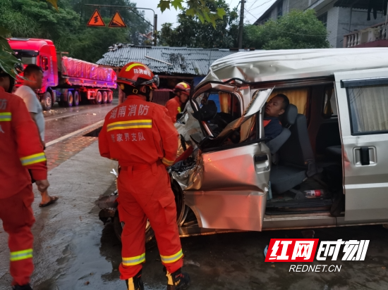 两车相撞2人被困 永定消防紧急救援