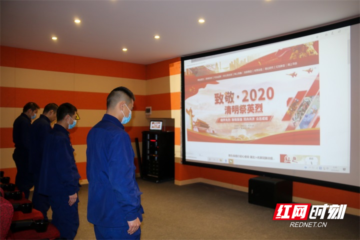 4月3日,在清明节前夕,武陵源区消防救援大队开展“致敬·2020清明祭英烈”网上纪念活动,组织指战员通过登录中华英烈网进入网上清明祭英烈专题,通过网上献花、鞠躬、默哀等方式,表达-2.jpg