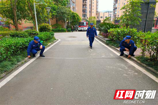 张家界消防开展消防安全巡回宣传活动 (4).jpg