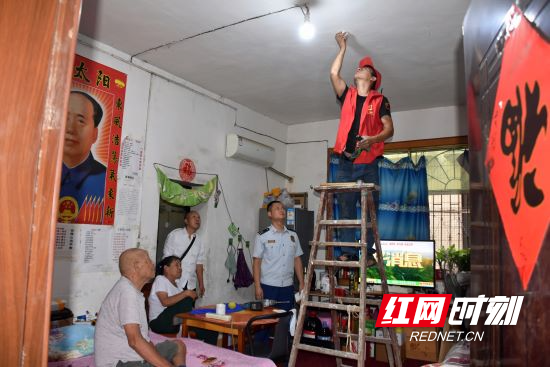 永定消防挂职干部为街道社区特殊人群免费安装烟感报警器