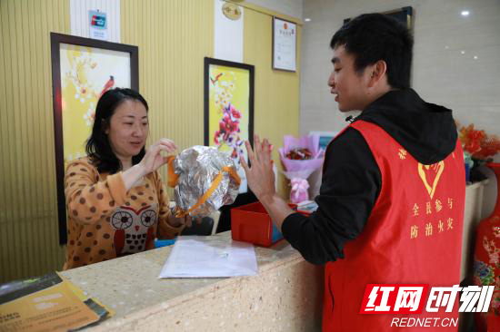 讲解过滤式消防自救呼吸器.jpg