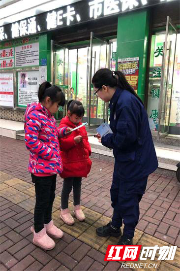 支队机关小分队给过往市民发放消防宣传资料 (2).jpg