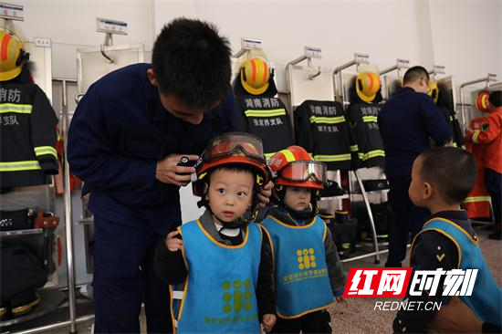 90余名幼儿学消防 (6).JPG 90余名幼儿学消防 (6).JPG