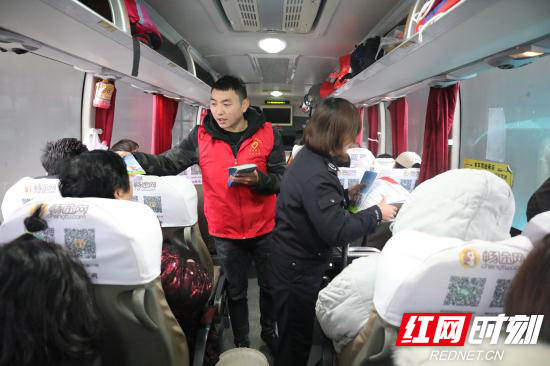 消防志愿者为市民发放宣传资料.JPG