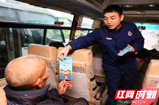 宣传人员向旅客们发放消防宣传资料.jpg 宣传人员向旅客们发放消防宣传资料.jpg