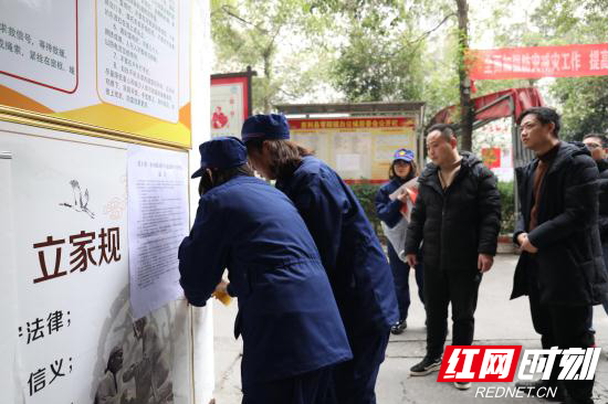 慈利小分队走进慈利县零阳镇白公城社区开展消防宣传活动.jpg 慈利小分队走进慈利县零阳镇白公城社区开展消防宣传活动.jpg