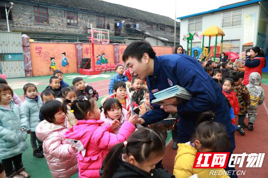 张家界消防走进辖区幼儿园开展消防安全培训 (4).jpg