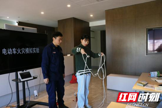 员工学习使用消防绳.jpg 员工学习使用消防绳.jpg