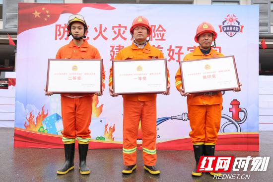 获奖队伍合照.jpg 获奖队伍合照.jpg