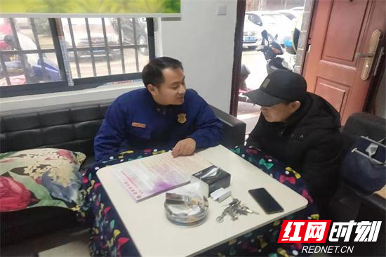 武陵源小分队走进辖区住宅小区开展消防车通道消防宣传.jpg 武陵源小分队走进辖区住宅小区开展消防车通道消防宣传.jpg