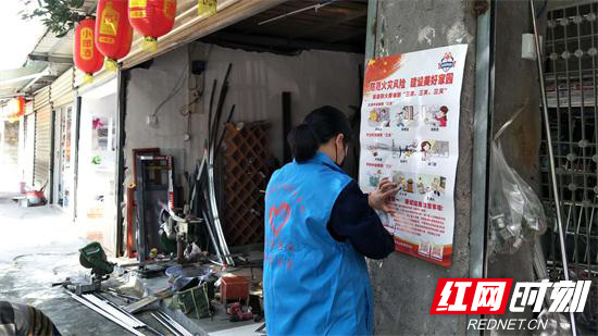 张家界消防积极开展消防宣传便民服务 (3).jpg 张家界消防积极开展消防宣传便民服务 (3).jpg