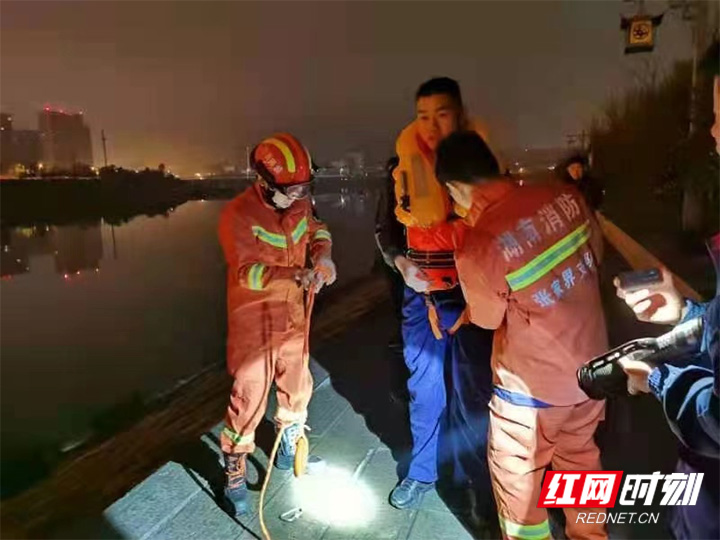 张家界：凌晨女子溺水 消防跳入寒冷水中救人