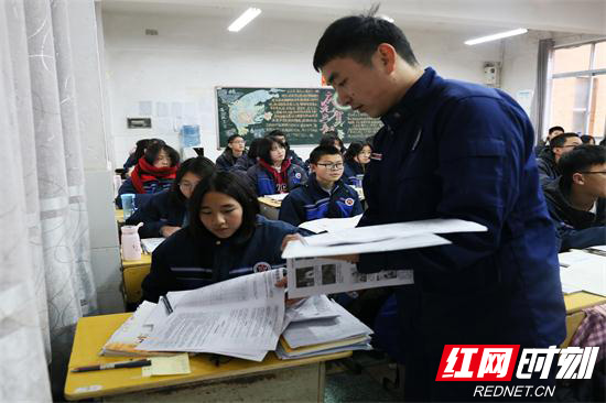 张家界市25万学生家庭齐做消防寒假作业 (2).jpg 张家界市25万学生家庭齐做消防寒假作业 (2).jpg