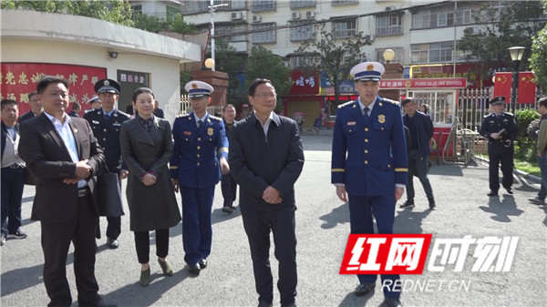 119消防宣传月：邱初开现场体验关注生命安全