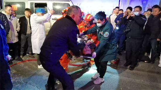 一人被吸入吉普车下 永定消防紧急救援 (4).jpg 一人被吸入吉普车下 永定消防紧急救援 (4).jpg