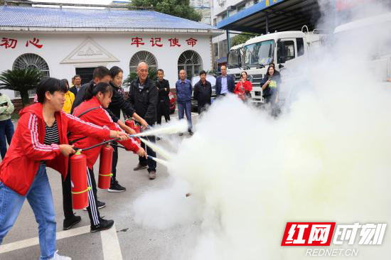 灭火器实操.jpg 灭火器实操.jpg