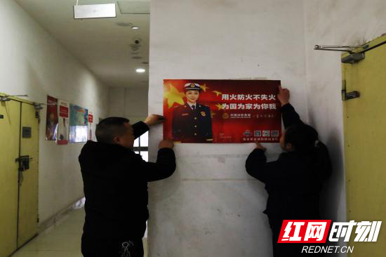在中商广场张贴宣传海报.jpg 在中商广场张贴宣传海报.jpg