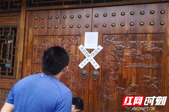 消防监督执法人员对进出大门加贴封条.jpg 消防监督执法人员对进出大门加贴封条.jpg