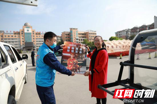 张家界消防6000套读本送上门助力学校开学复课 (4).jpg 张家界消防6000套读本送上门助力学校开学复课 (4).jpg