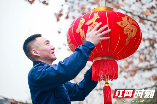 在国家综合性消防救援队伍组建后的首个新春佳节即将到来之际,1月29日上午,张家界市永定消防中队的消防员用窗花剪纸、春联、福字、灯笼、彩旗将营区装点一新。 (2).jpg