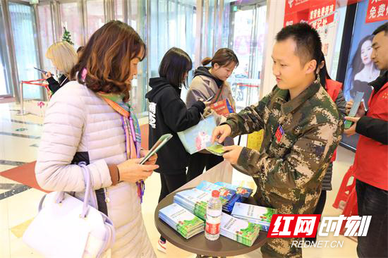 给市民赠送消防小礼品.JPG