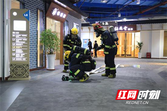 铺设消防水带.JPG 铺设消防水带.JPG