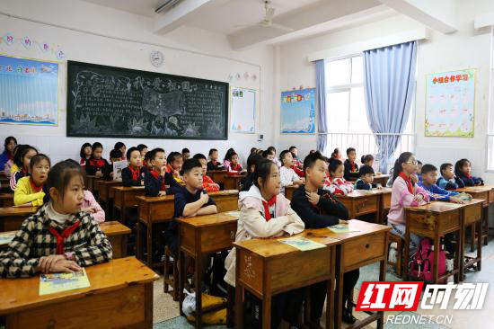 学生们认真学习消防知识.jpg 学生们认真学习消防知识.jpg
