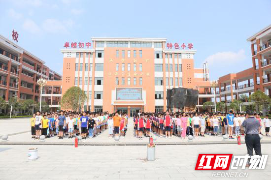 【平安消防】400新生学消防 张家界消防开展消防进军训活动