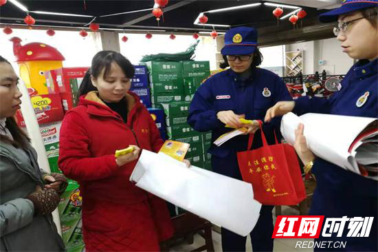 慈利小分队走进商店饭馆开展消防宣传.jpg 慈利小分队走进商店饭馆开展消防宣传.jpg