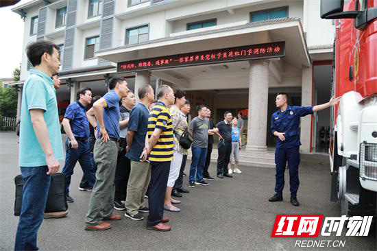 参观消防车辆装备.jpg 参观消防车辆装备.jpg