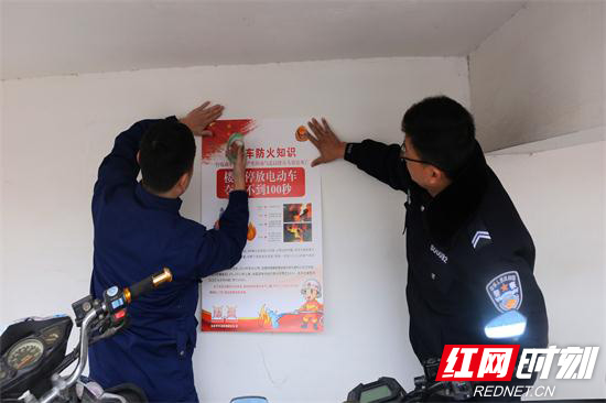 张贴电动车防火知识挂图.jpg 张贴电动车防火知识挂图.jpg