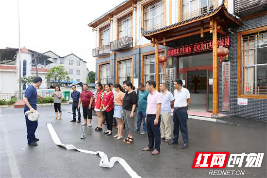 消防宣传员给社区居民上消防培训课.jpg 消防宣传员给社区居民上消防培训课.jpg