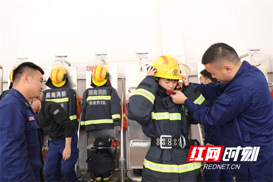 90余名幼儿学消防 (4).JPG 90余名幼儿学消防 (4).JPG