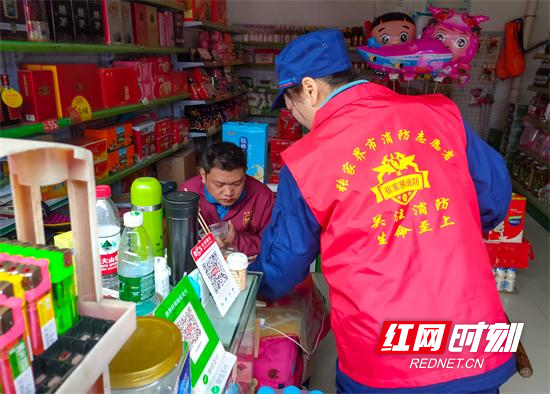 张家界消防宣传服务队元宵节上门入户送安全( (2).jpg 张家界消防宣传服务队元宵节上门入户送安全( (2).jpg
