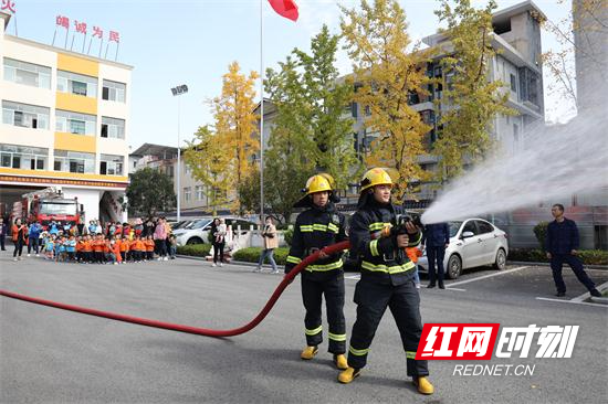 90余名幼儿学消防 (7).JPG 90余名幼儿学消防 (7).JPG